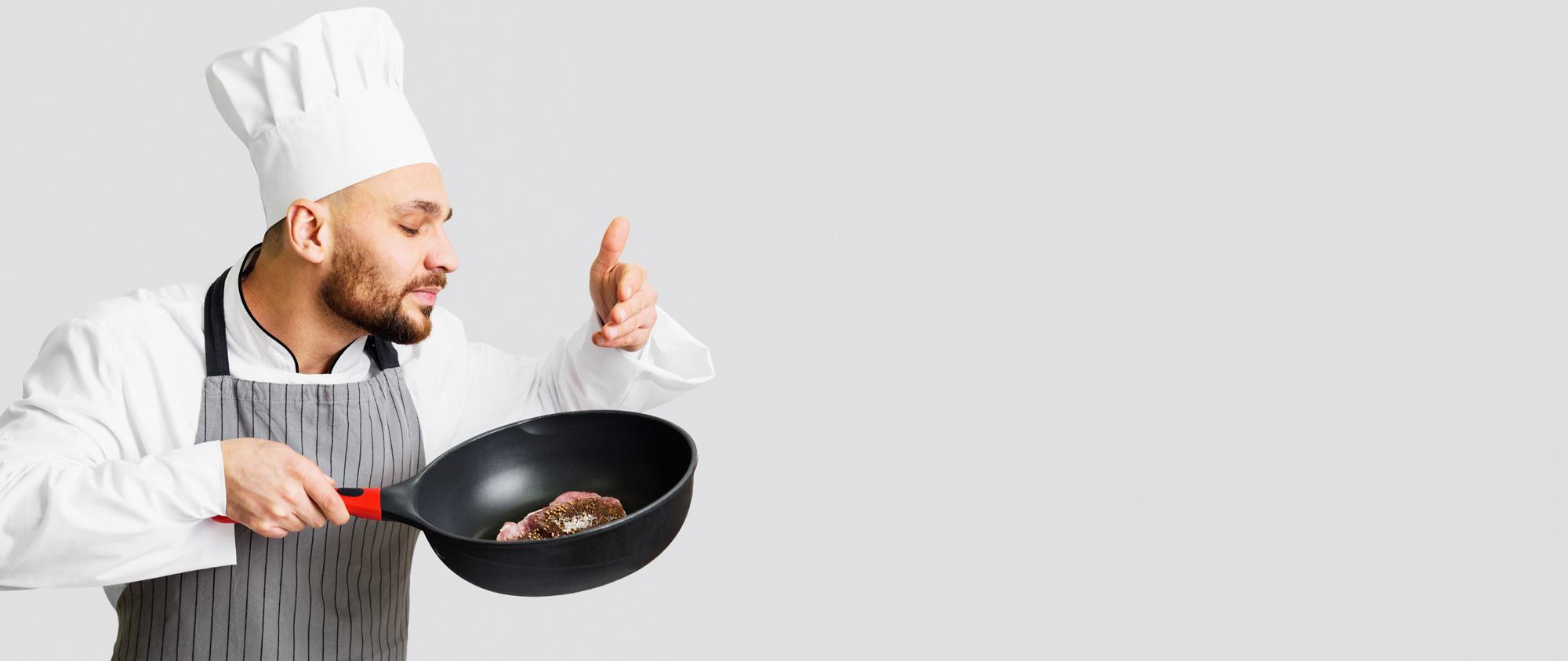 Chef che spadella una padella in cucina domestica